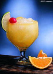 冰饮与果瓣的交融 现代饮品文化中的视觉与味觉盛宴